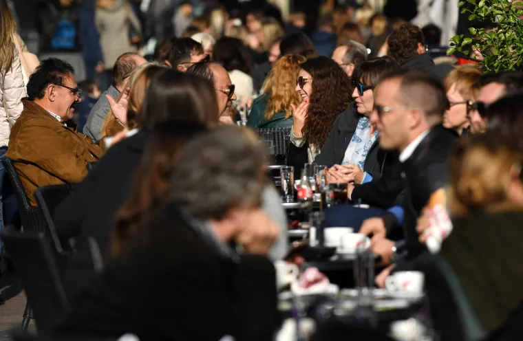 Lijepo vrijeme u Zagrebu izmamilo građane na uživanje u suncu s terasa kafića