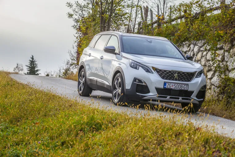 POGLEDAJTE GA SA SVIH STRANA I ZAVIRITE U NJEGA: Novi 5008 nikad nije izgledao bolje