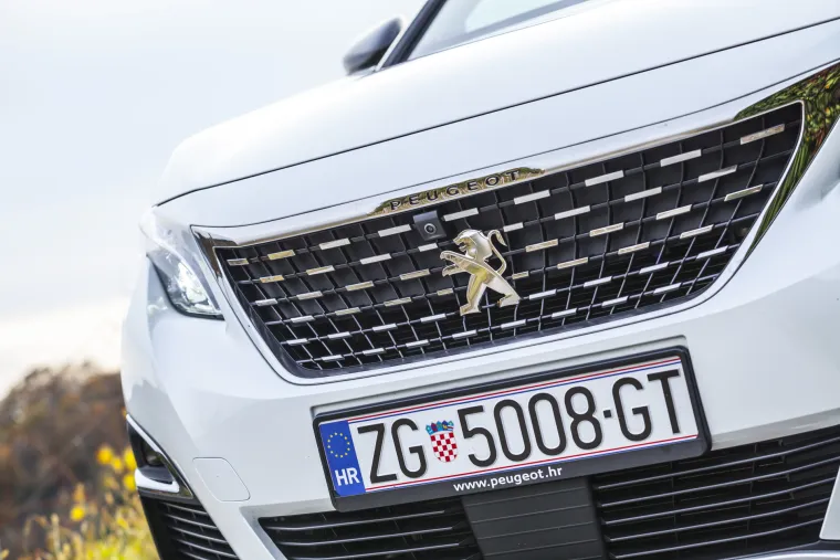 POGLEDAJTE GA SA SVIH STRANA I ZAVIRITE U NJEGA: Novi 5008 nikad nije izgledao bolje