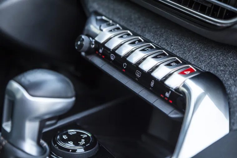 POGLEDAJTE GA SA SVIH STRANA I ZAVIRITE U NJEGA: Novi 5008 nikad nije izgledao bolje