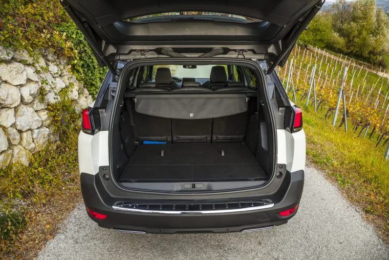 POGLEDAJTE GA SA SVIH STRANA I ZAVIRITE U NJEGA: Novi 5008 nikad nije izgledao bolje