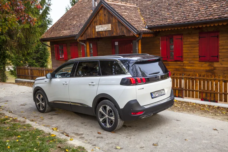 POGLEDAJTE GA SA SVIH STRANA I ZAVIRITE U NJEGA: Novi 5008 nikad nije izgledao bolje