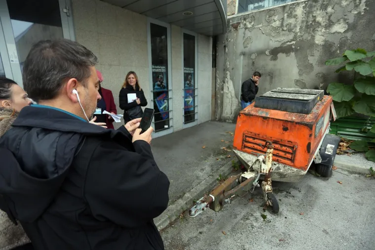 U dvori&scaron;tu policijske postaje u Heinzelovoj ulici, održana je prodaja pronađenih predmeta kojima vlasnik nije nađen vi&scaron;e od godinu dana. U ponudi je bilo svega - građevinskih strojeva, preko bicikala, pa sve do novčanika i torbica.