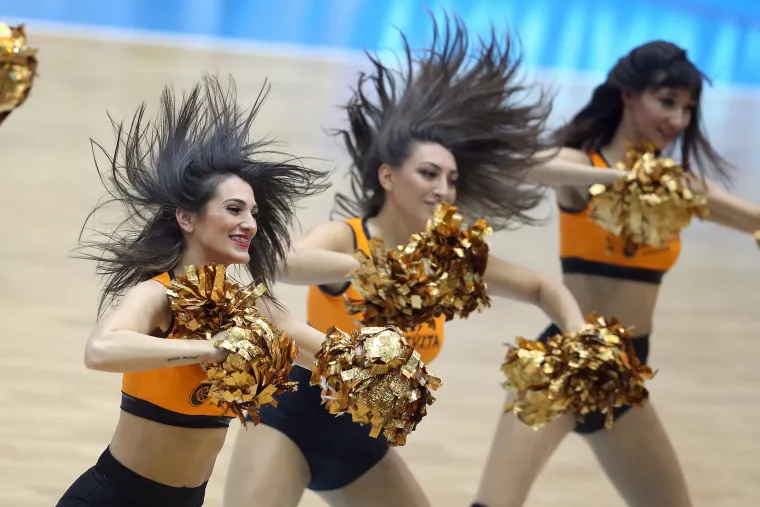 Cedevita&scaron;ice zagrijale publiku na utakmici Cedevita - Olimpija