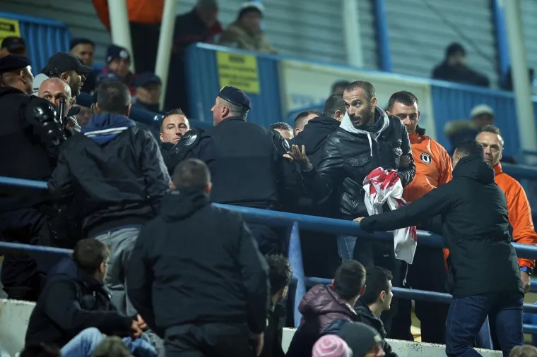 POLICIJA UREDOVALA ZBOG BOYSA: Dinamovi navijači podigli transparent s Mamićem i bakljama prekinuli susret