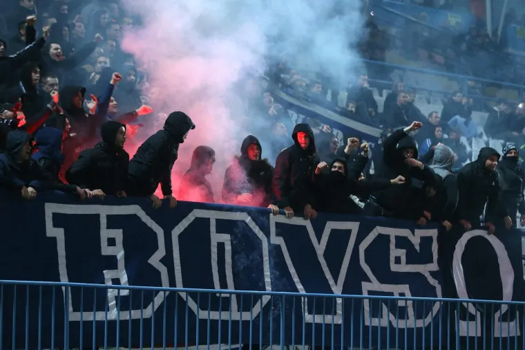 POLICIJA UREDOVALA ZBOG BOYSA: Dinamovi navijači podigli transparent s Mamićem i bakljama prekinuli susret