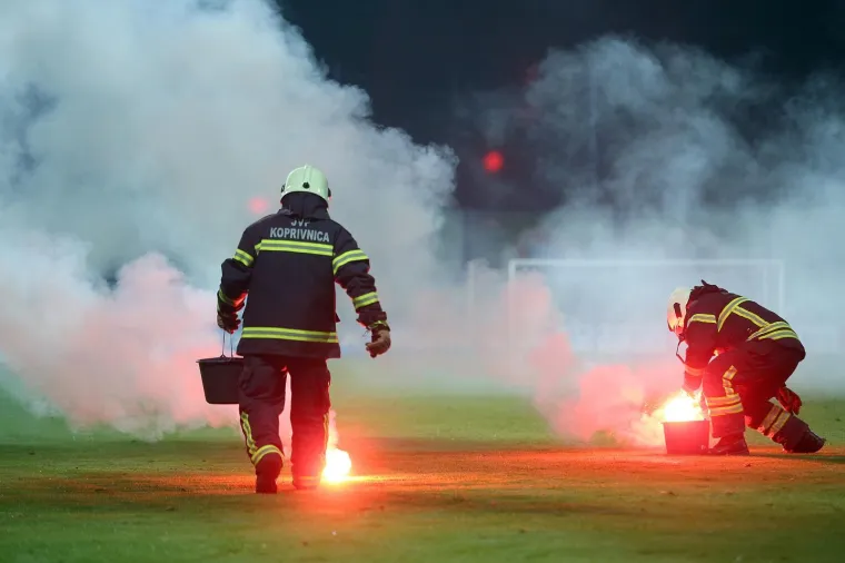POLICIJA UREDOVALA ZBOG BOYSA: Dinamovi navijači podigli transparent s Mamićem i bakljama prekinuli susret