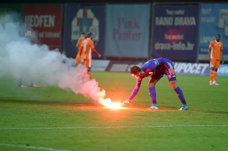 POLICIJA UREDOVALA ZBOG BOYSA: Dinamovi navijači podigli transparent s Mamićem i bakljama prekinuli susret