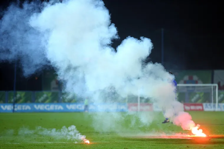 POLICIJA UREDOVALA ZBOG BOYSA: Dinamovi navijači podigli transparent s Mamićem i bakljama prekinuli susret