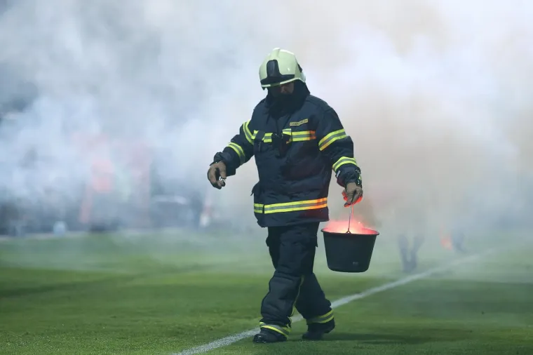 POLICIJA UREDOVALA ZBOG BOYSA: Dinamovi navijači podigli transparent s Mamićem i bakljama prekinuli susret