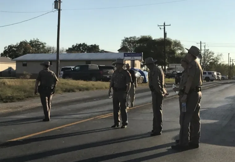 &Scaron;OK I TUGA NAKON POKOLJA U TEKSASU: Naoružani napadač upao u crkvu i ubio najmanje 26 osoba