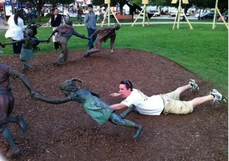 TURISTIMA POPUSTE SVE INHIBICIJE KAD NAIĐU NA ZANIMLJIVE KIPOVE: Bonton odmah pada u vodu, pogledajte rezultate