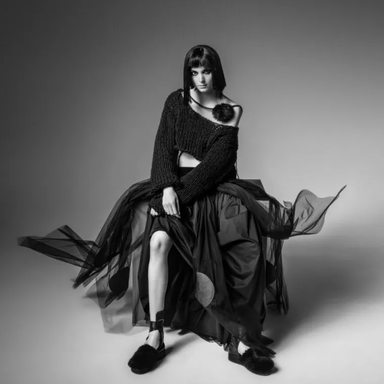 Charlie design: Black, please! Puno boja, a sve su crna