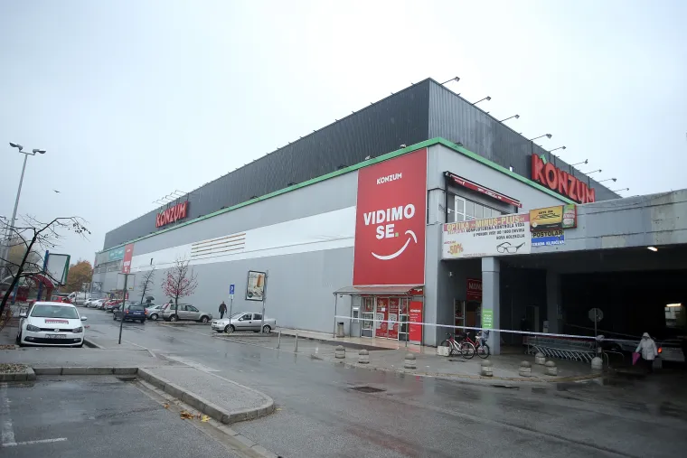 U Super Konzumu u &Scaron;panskom opljačkan bankomat