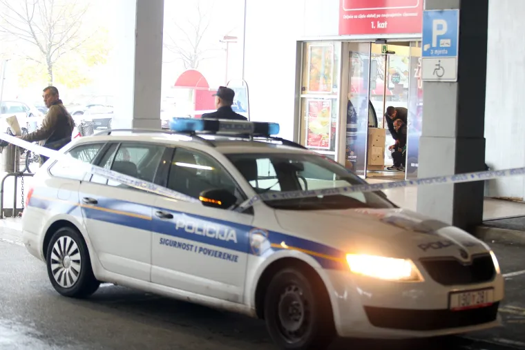 U Super Konzumu u &Scaron;panskom opljačkan bankomat