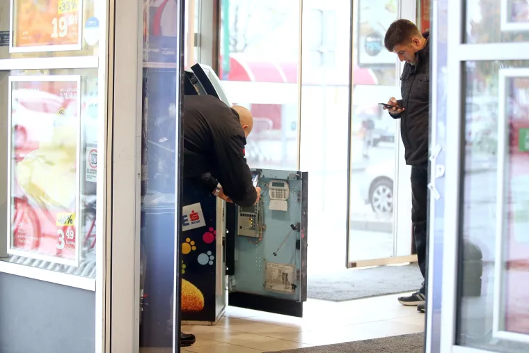 U Super Konzumu u &Scaron;panskom opljačkan bankomat
