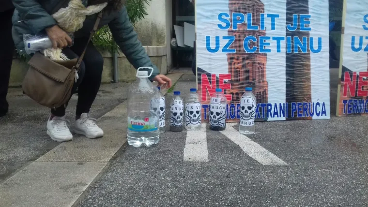 Prosvjed članova inicijative 'Ne daj se Cetino' uoči sjednice Županijske skup&scaron;tine