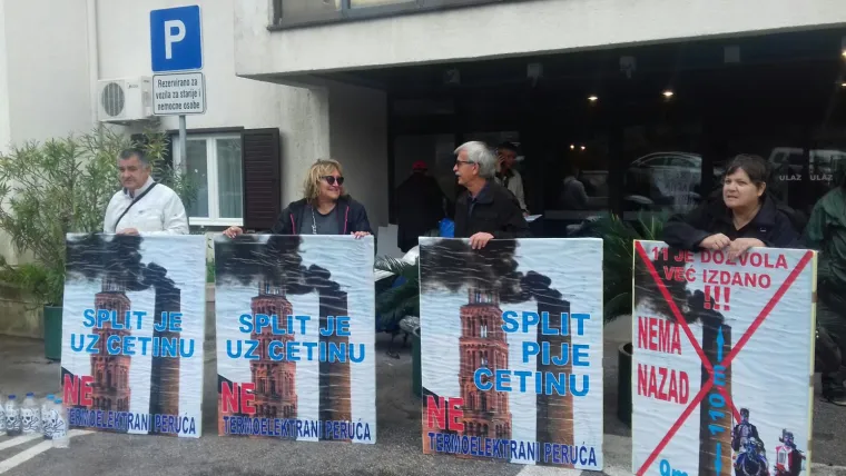 Prosvjed članova inicijative 'Ne daj se Cetino' uoči sjednice Županijske skup&scaron;tine