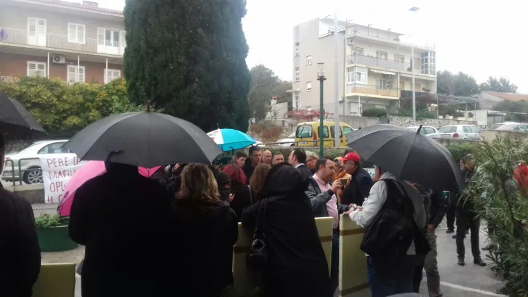 Prosvjed članova inicijative 'Ne daj se Cetino' uoči sjednice Županijske skup&scaron;tine