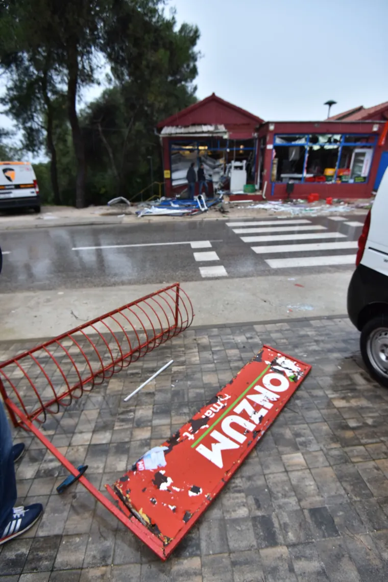 Kakvi 'genijalci': zbog bankomata u zrak dignuli poslovnicu Konzuma i napravili ogromnu &scaron;tetu