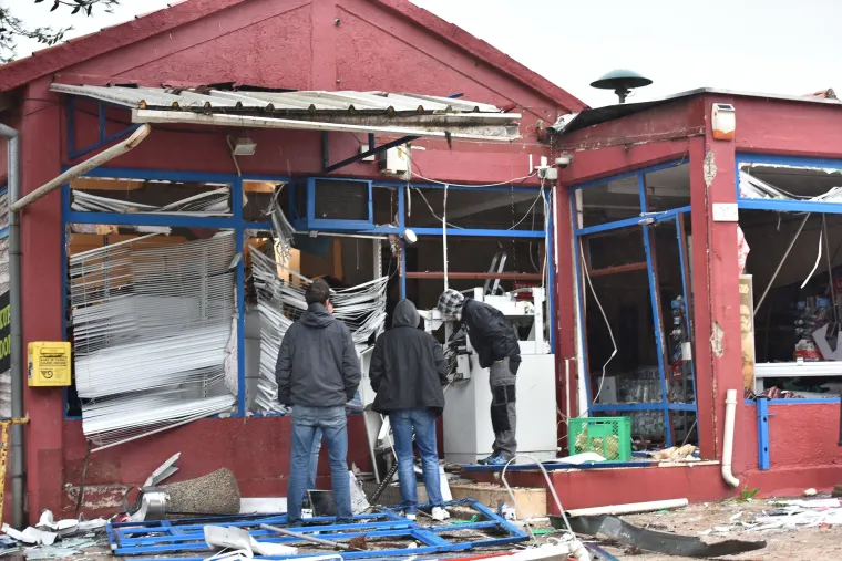 Kakvi 'genijalci': zbog bankomata u zrak dignuli poslovnicu Konzuma i napravili ogromnu &scaron;tetu