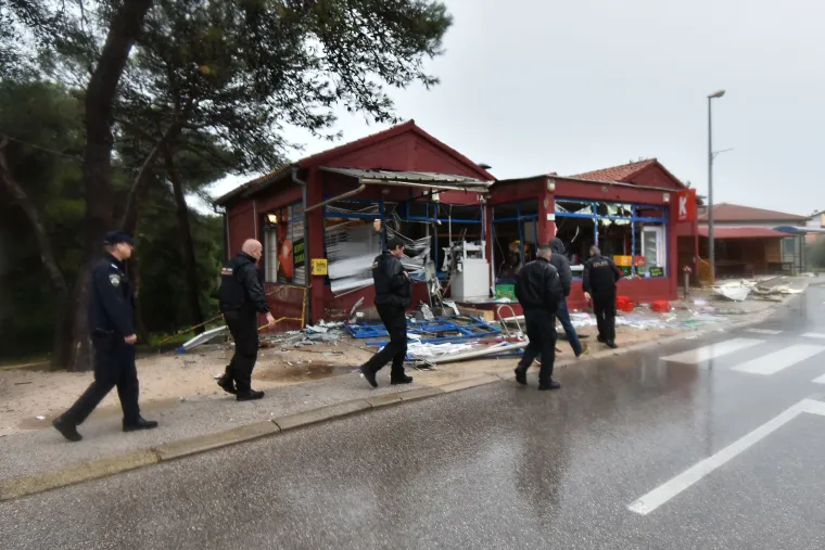 Kakvi 'genijalci': zbog bankomata u zrak dignuli poslovnicu Konzuma i napravili ogromnu &scaron;tetu