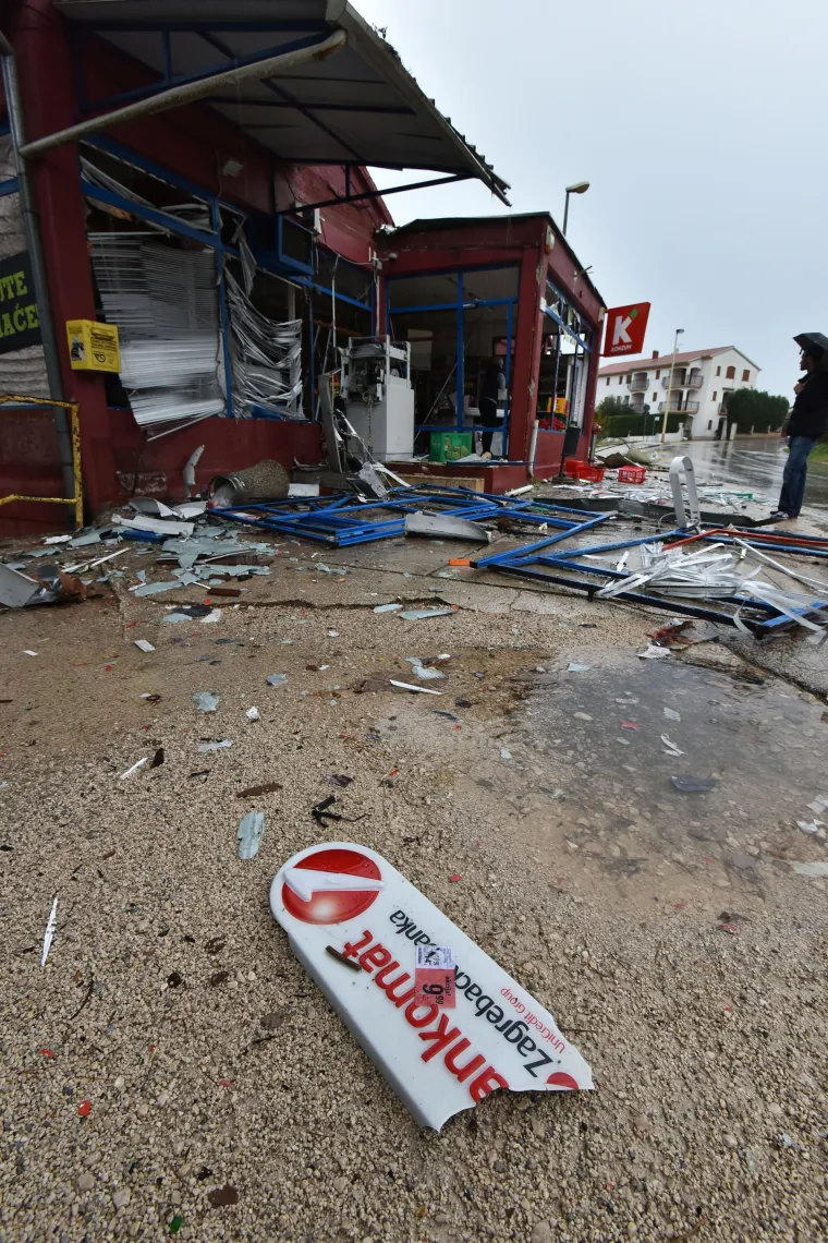 Kakvi 'genijalci': zbog bankomata u zrak dignuli poslovnicu Konzuma i napravili ogromnu &scaron;tetu