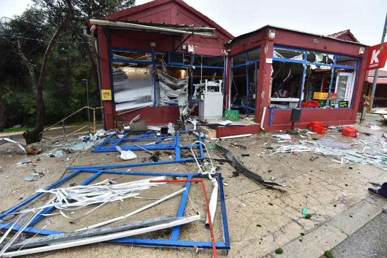 Kakvi 'genijalci': zbog bankomata u zrak dignuli poslovnicu Konzuma i napravili ogromnu &scaron;tetu