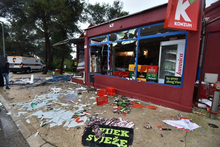 Kakvi 'genijalci': zbog bankomata u zrak dignuli poslovnicu Konzuma i napravili ogromnu &scaron;tetu