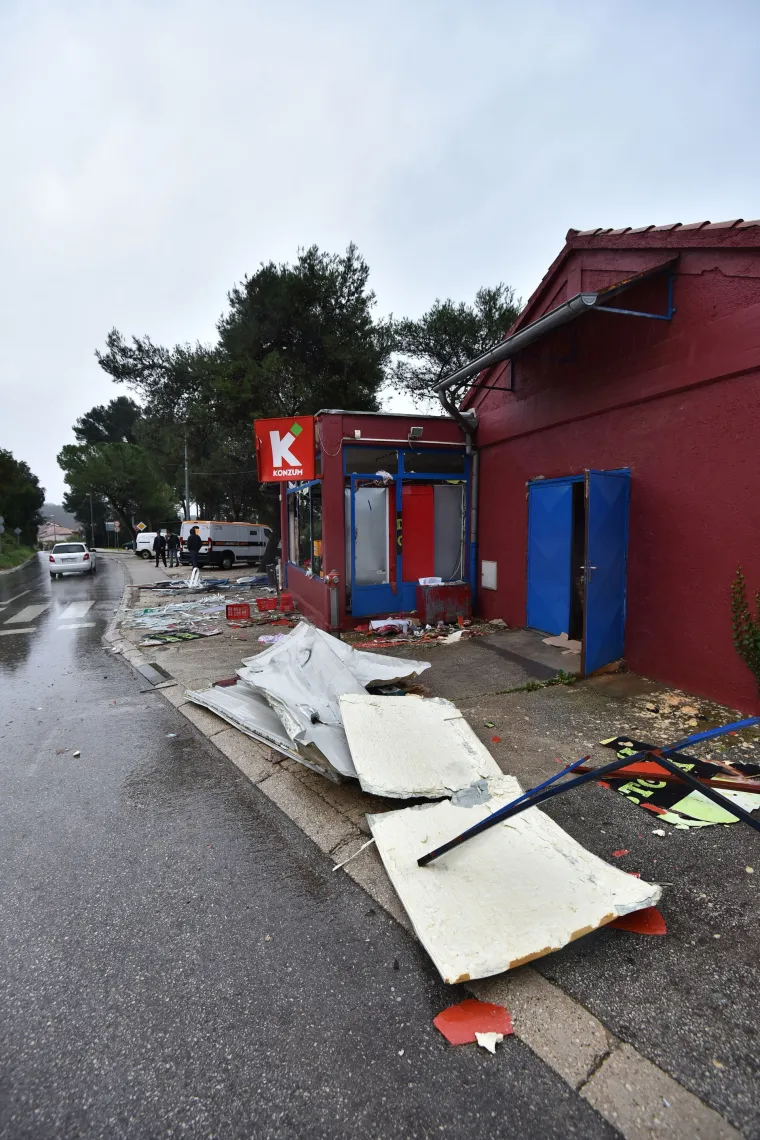 Kakvi 'genijalci': zbog bankomata u zrak dignuli poslovnicu Konzuma i napravili ogromnu &scaron;tetu