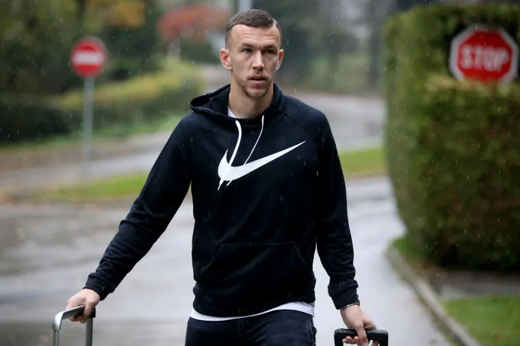 BOLJE DA SU POKISLI SAD NEGO NAKON UTAKMICE: Ki&scaron;a dopratila Vatrene na okupljanje za susrete protiv Grčke