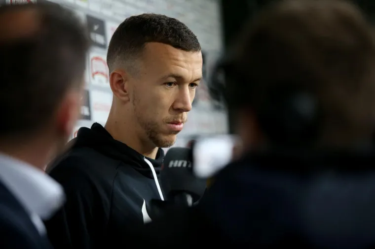 BOLJE DA SU POKISLI SAD NEGO NAKON UTAKMICE: Ki&scaron;a dopratila Vatrene na okupljanje za susrete protiv Grčke