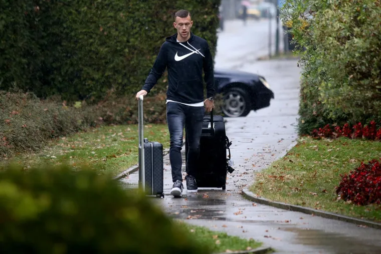 BOLJE DA SU POKISLI SAD NEGO NAKON UTAKMICE: Ki&scaron;a dopratila Vatrene na okupljanje za susrete protiv Grčke