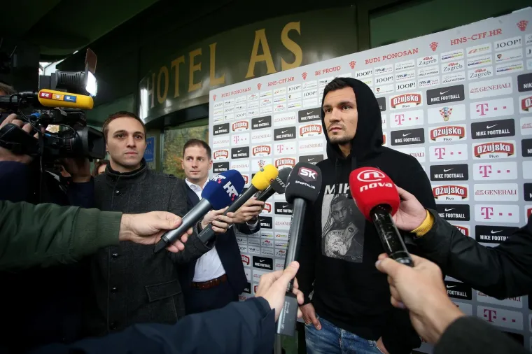 BOLJE DA SU POKISLI SAD NEGO NAKON UTAKMICE: Ki&scaron;a dopratila Vatrene na okupljanje za susrete protiv Grčke