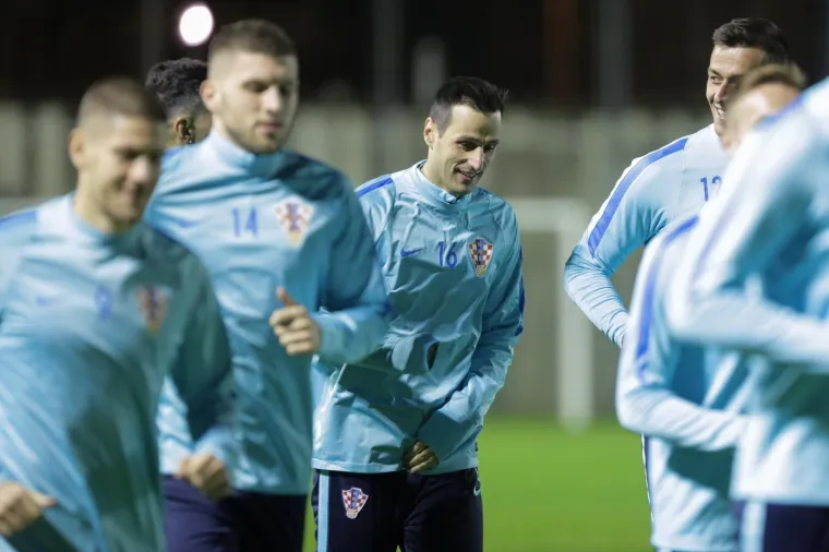 NI KI&Scaron;A NIJE ZAUSTAVILA NAVIJAČE: Hrvatska reprezentacija odradila prvi trening pred 300 gledatelja