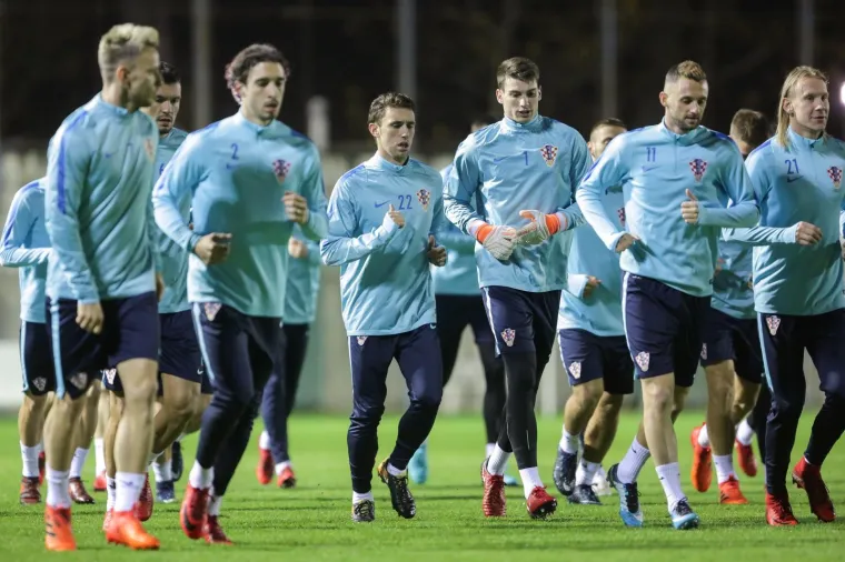 NI KI&Scaron;A NIJE ZAUSTAVILA NAVIJAČE: Hrvatska reprezentacija odradila prvi trening pred 300 gledatelja