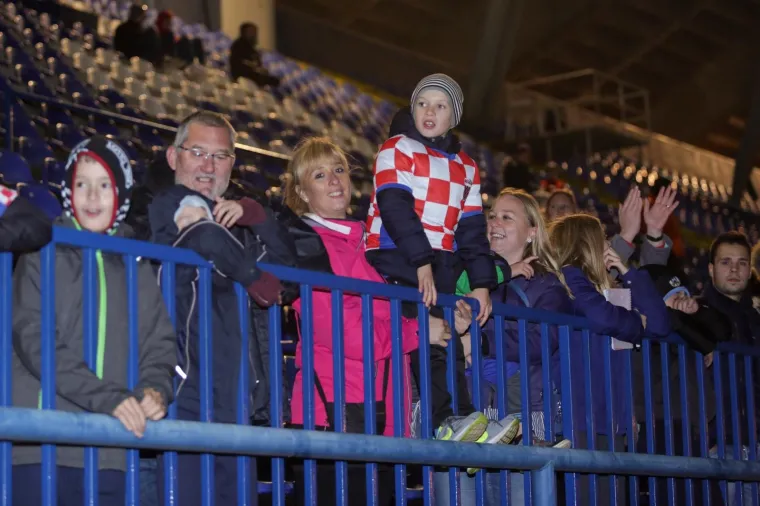 Trening je bio otvoren za javnost, a usprkos ki&scaron;i i hladnom vremenu na tribinama se okupilo tristotinjak gledatelja.