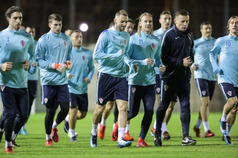 Vatreni su na teren u&scaron;li uz taktove pjesme Moja domovina, a odradili su lak&scaron;i, rekuperacijski trening  s trčanjem, igranjem popularne '&scaron;eve' i vježbanjem centar&scaron;utova.