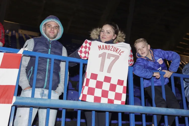 NI KI&Scaron;A NIJE ZAUSTAVILA NAVIJAČE: Hrvatska reprezentacija odradila prvi trening pred 300 gledatelja