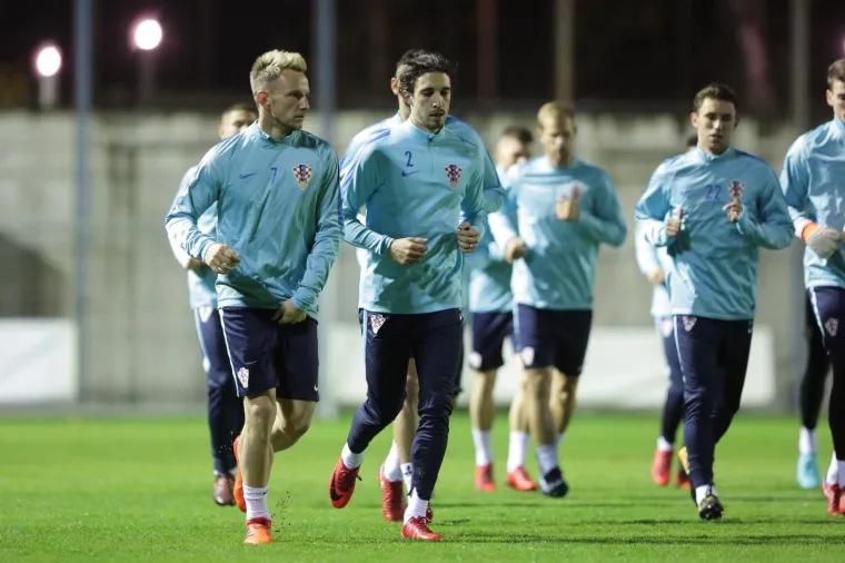 NI KI&Scaron;A NIJE ZAUSTAVILA NAVIJAČE: Hrvatska reprezentacija odradila prvi trening pred 300 gledatelja