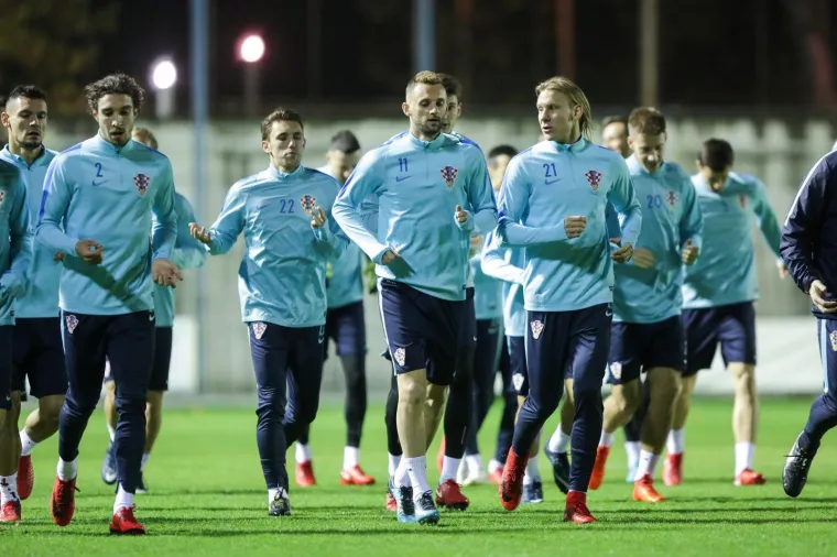 NI KI&Scaron;A NIJE ZAUSTAVILA NAVIJAČE: Hrvatska reprezentacija odradila prvi trening pred 300 gledatelja