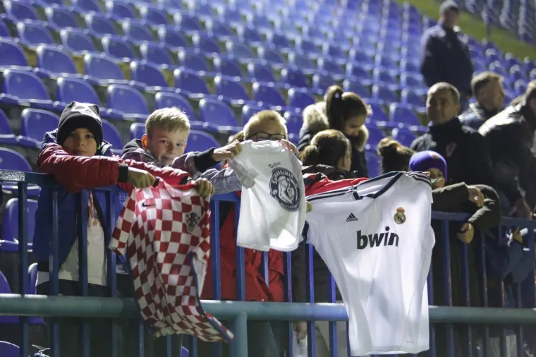 Mahom su na tribinama bila djeca koja su pljeskom i ovacijama pozdravila izbornika Zlatka Dalića, njegova pomoćnika Ivicu Olića koji je predvodio kolonu kod trčanja, te igrače koji su im uzvratili autogramima i poklanjanjem lopti.
