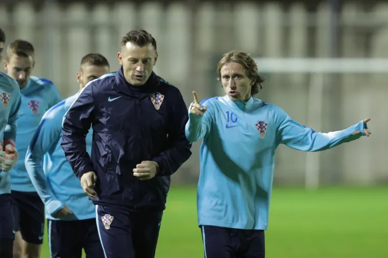 NI KI&Scaron;A NIJE ZAUSTAVILA NAVIJAČE: Hrvatska reprezentacija odradila prvi trening pred 300 gledatelja