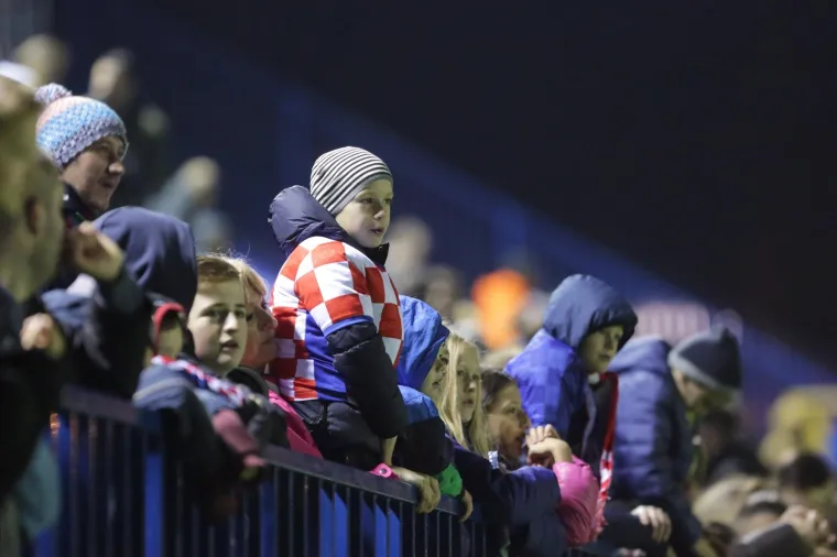 NI KI&Scaron;A NIJE ZAUSTAVILA NAVIJAČE: Hrvatska reprezentacija odradila prvi trening pred 300 gledatelja