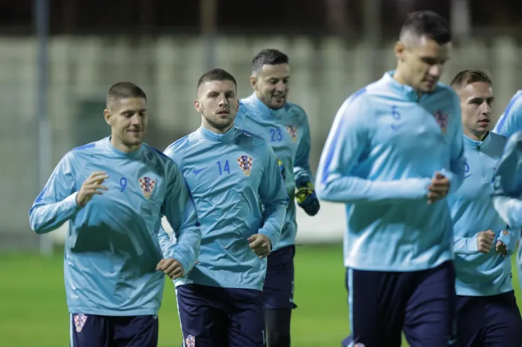 NI KI&Scaron;A NIJE ZAUSTAVILA NAVIJAČE: Hrvatska reprezentacija odradila prvi trening pred 300 gledatelja