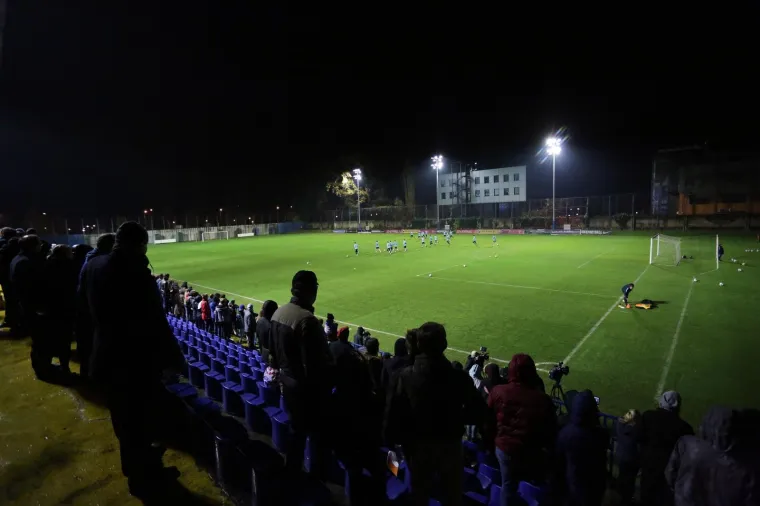 NI KI&Scaron;A NIJE ZAUSTAVILA NAVIJAČE: Hrvatska reprezentacija odradila prvi trening pred 300 gledatelja