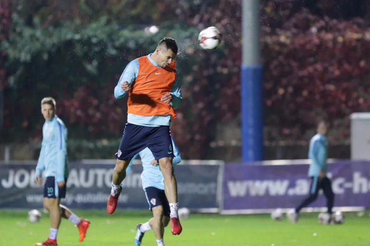 NI KI&Scaron;A NIJE ZAUSTAVILA NAVIJAČE: Hrvatska reprezentacija odradila prvi trening pred 300 gledatelja