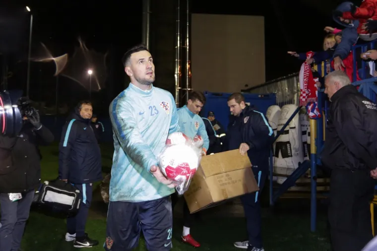 NI KI&Scaron;A NIJE ZAUSTAVILA NAVIJAČE: Hrvatska reprezentacija odradila prvi trening pred 300 gledatelja