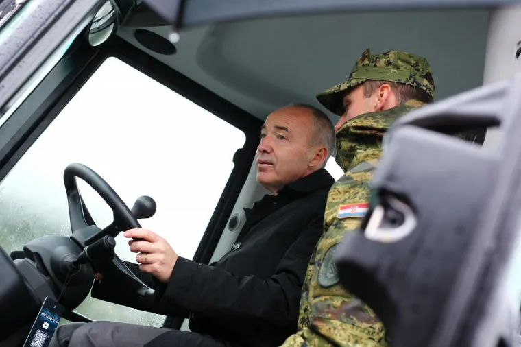 SAD DONIRAO HV-u VRIJEDNU OPREMU:  Utovarivač, dva teretna motorna vozila i dva sustava za proči&scaron;ćavanje vode vrijedni 1,5 milijuna dolara