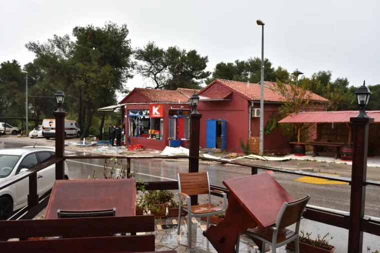 Rovinj - U naselju Borik tijekom noći ranesen bankomat koji se nalazio u sklopu samoposluge  Konzuma. Lopovi su u svojoj akciji koristili veće količine eksplozivnog sredstva, pa su i cijelu prodavaonicu Konzuma doslovno digli u zrak, te oštetili okolne automobile.